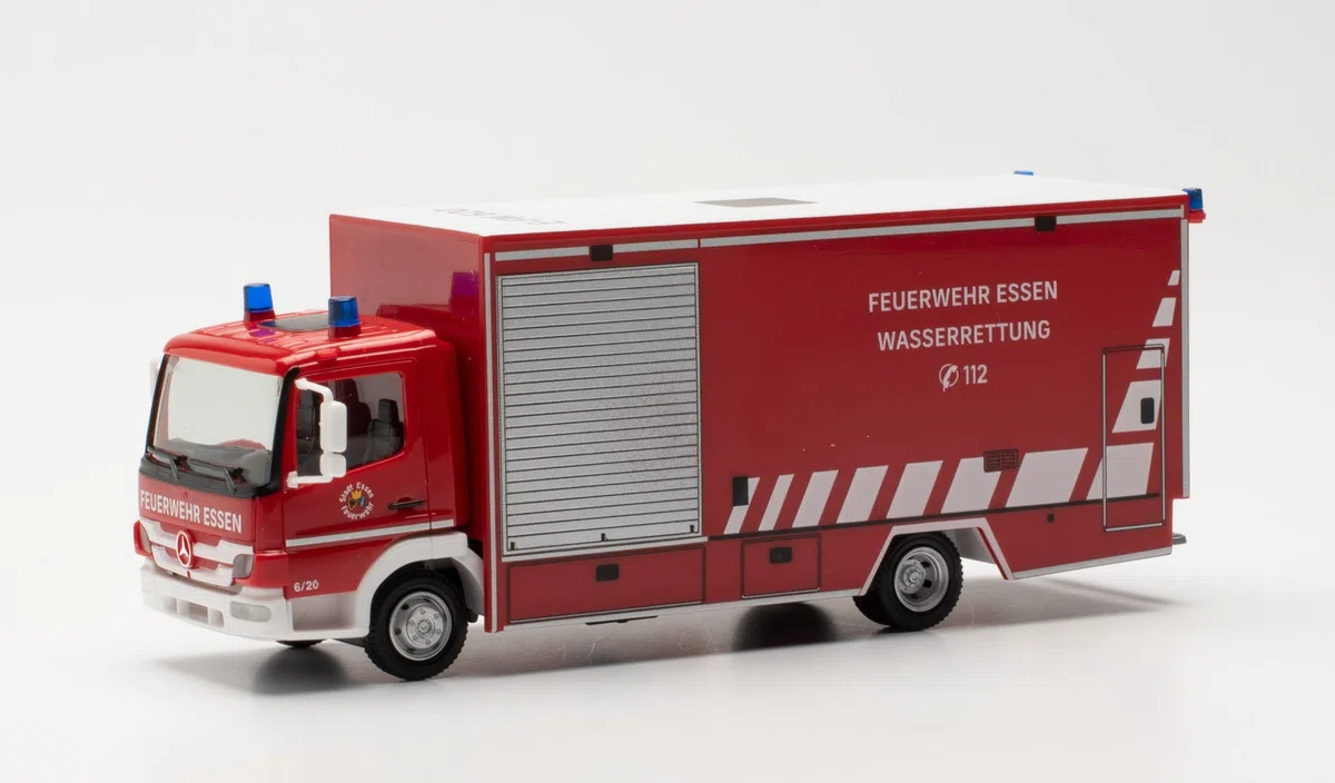 herpa 096553 Mercedes-Benz Atego walizka, straż pożarna, jedzenie, ratowanie wody, miniaturowe do majsterkowania, kolekcjonowania i jako prezent, wielokolorowy