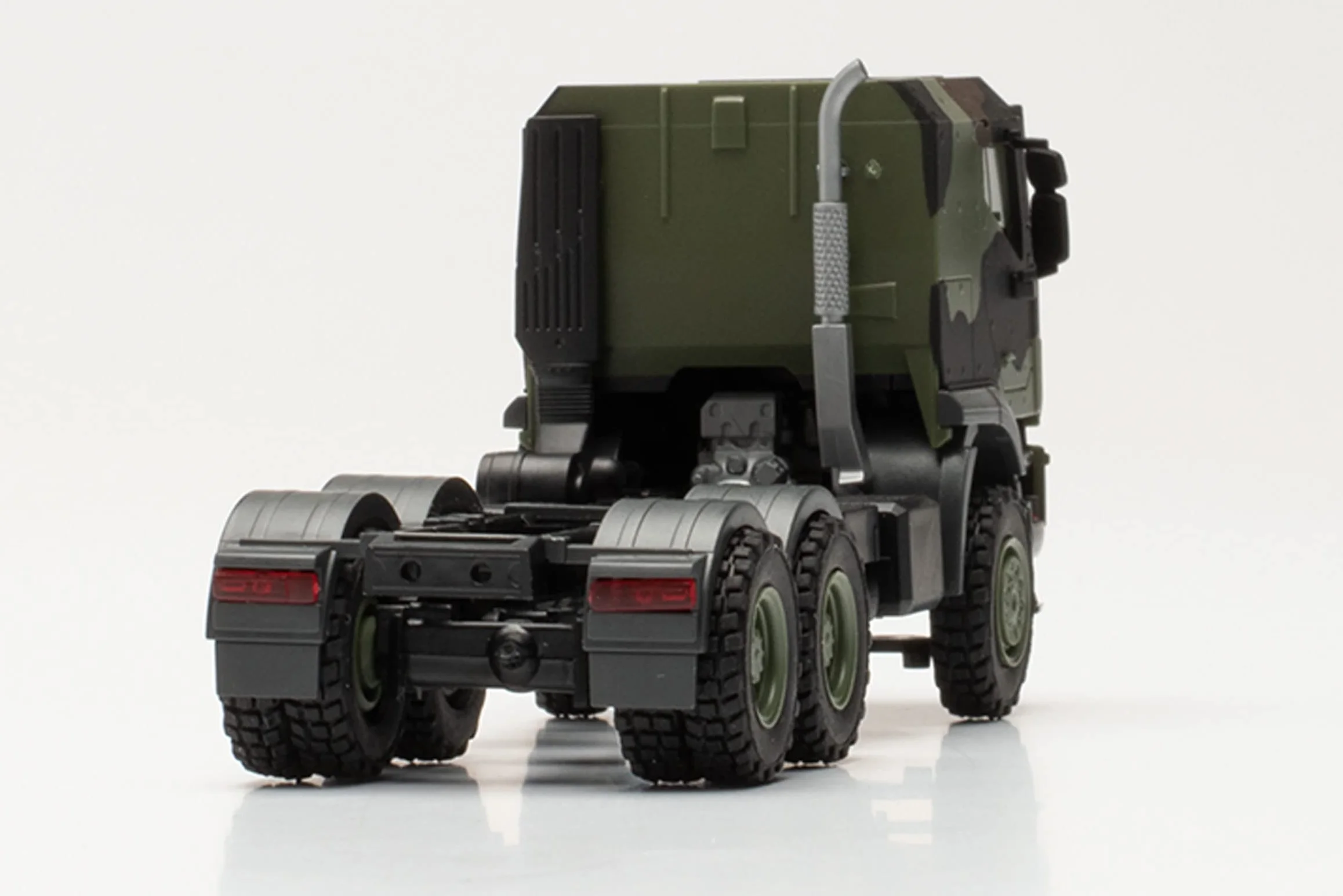Herpa -Iveco Trakker chroniony 6x6 Traktor drogowy Flecktarn Pojazd Sił Zbrojnych, 746908, Wielokolorowy