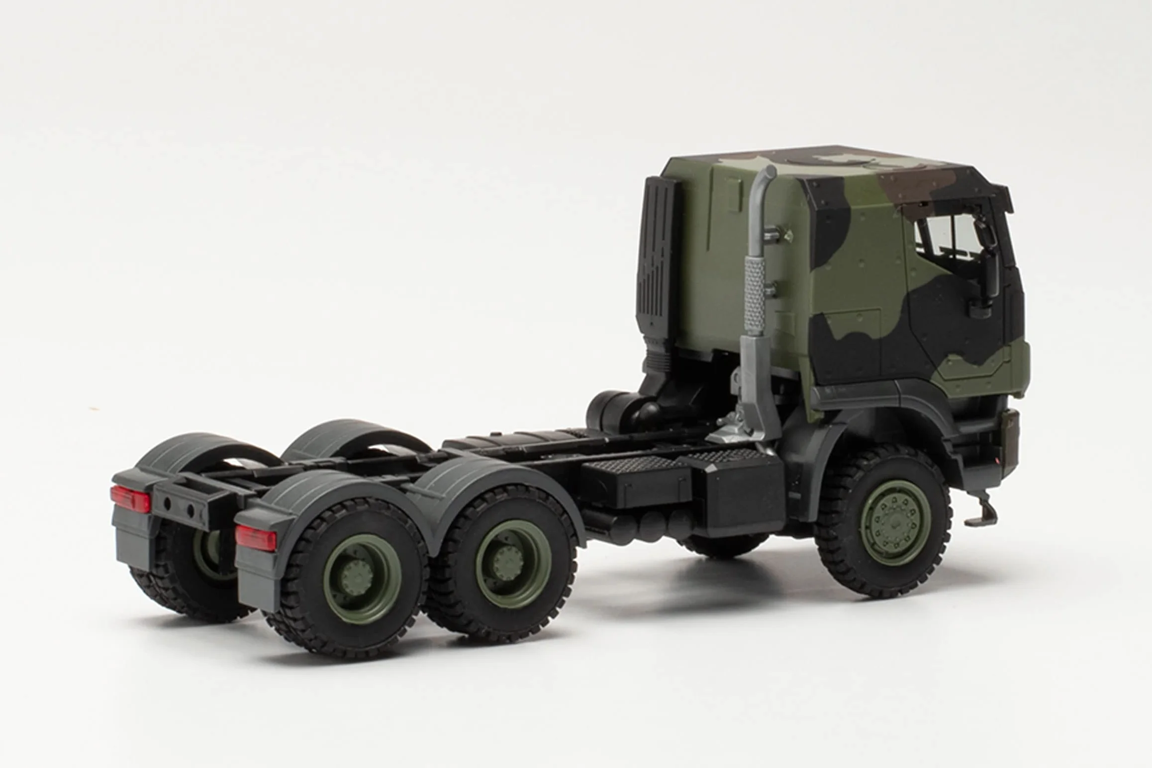 Herpa -Iveco Trakker chroniony 6x6 Traktor drogowy Flecktarn Pojazd Sił Zbrojnych, 746908, Wielokolorowy