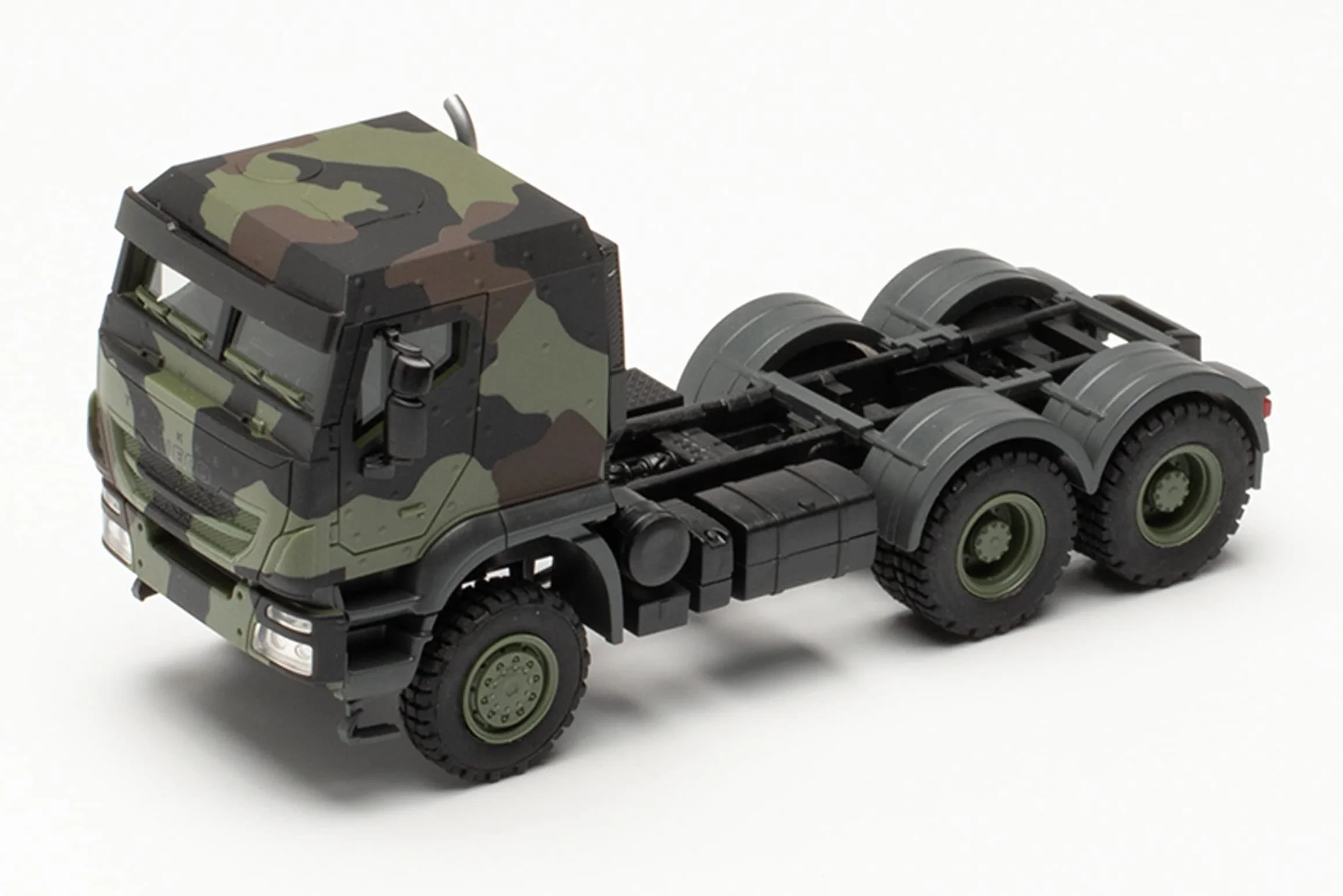 Herpa -Iveco Trakker chroniony 6x6 Traktor drogowy Flecktarn Pojazd Sił Zbrojnych, 746908, Wielokolorowy