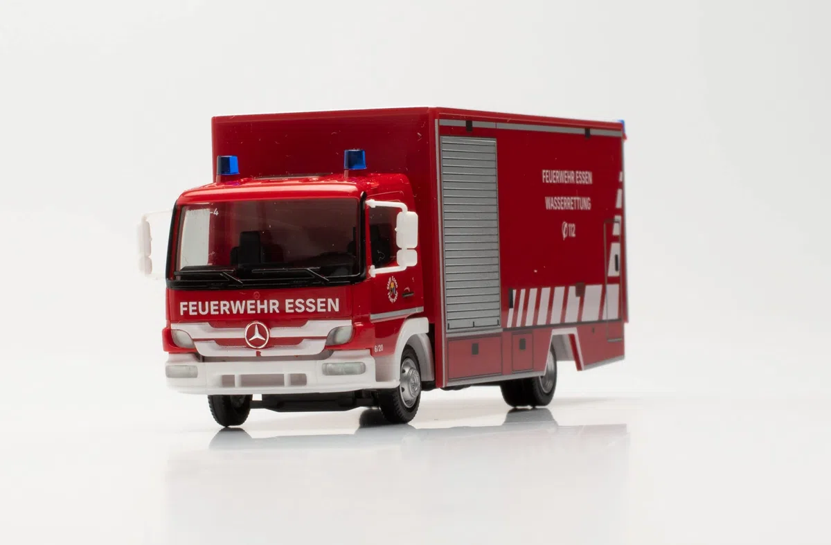 herpa 096553 Mercedes-Benz Atego walizka, straż pożarna, jedzenie, ratowanie wody, miniaturowe do majsterkowania, kolekcjonowania i jako prezent, wielokolorowy