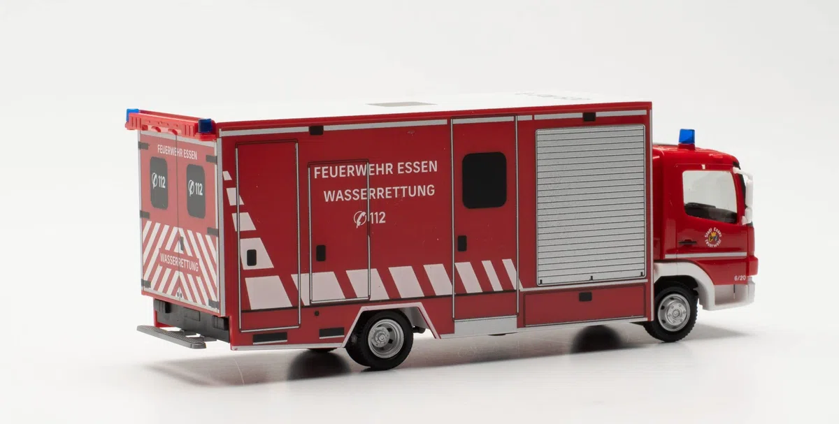 herpa 096553 Mercedes-Benz Atego walizka, straż pożarna, jedzenie, ratowanie wody, miniaturowe do majsterkowania, kolekcjonowania i jako prezent, wielokolorowy