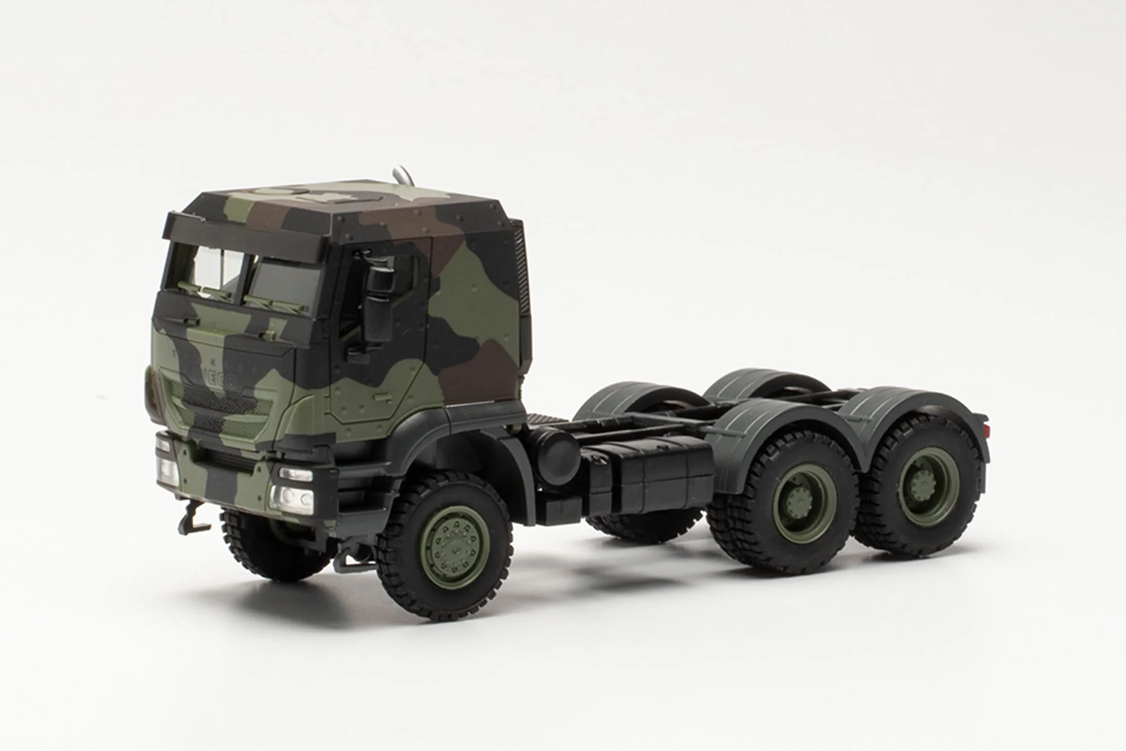 Herpa -Iveco Trakker chroniony 6x6 Traktor drogowy Flecktarn Pojazd Sił Zbrojnych, 746908, Wielokolorowy