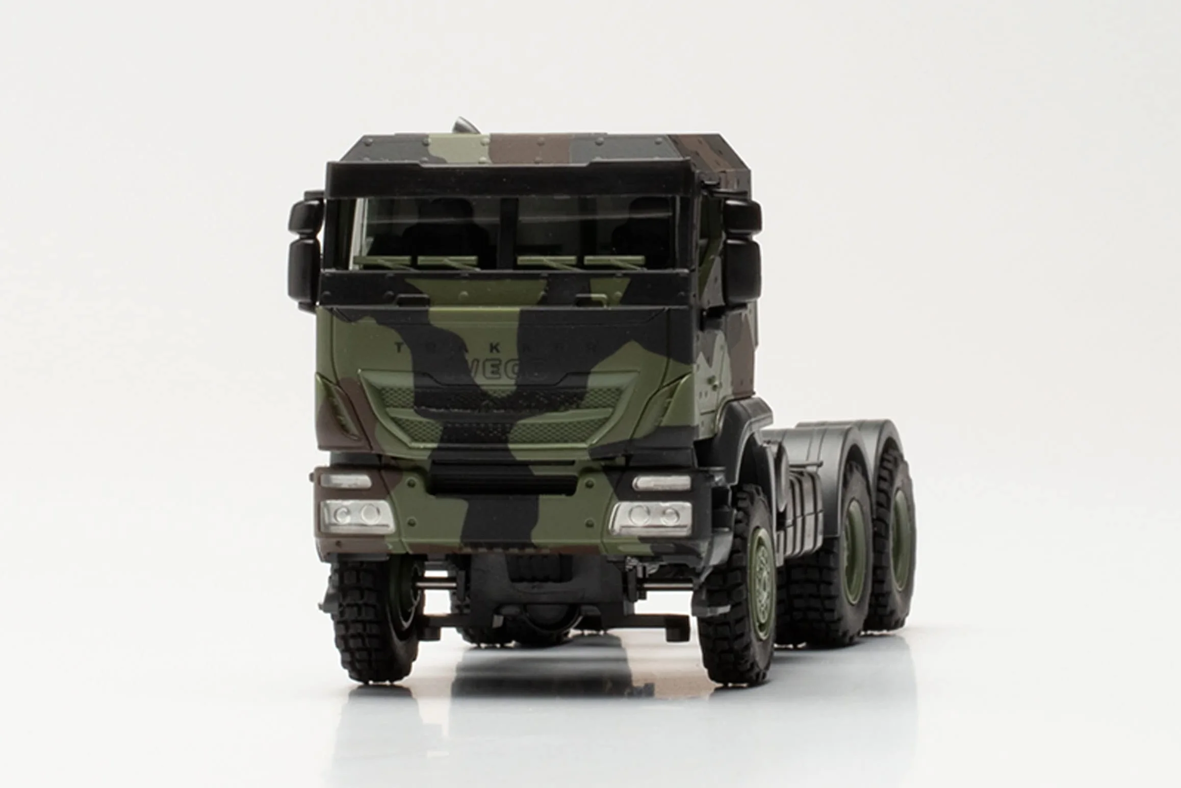 Herpa -Iveco Trakker chroniony 6x6 Traktor drogowy Flecktarn Pojazd Sił Zbrojnych, 746908, Wielokolorowy