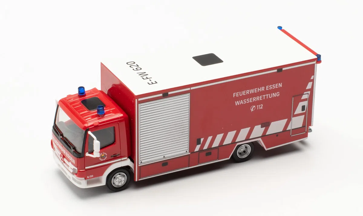herpa 096553 Mercedes-Benz Atego walizka, straż pożarna, jedzenie, ratowanie wody, miniaturowe do majsterkowania, kolekcjonowania i jako prezent, wielokolorowy